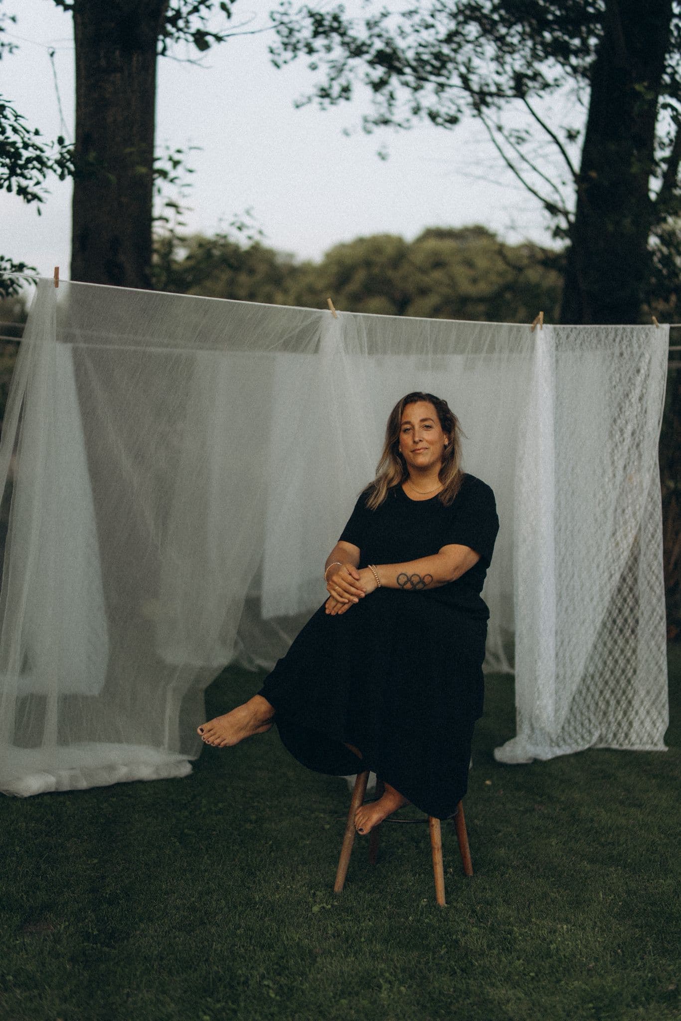 Elis Ligtlee fotografeert buiten in warm gouden licht — pure, authentieke momentenfotografie