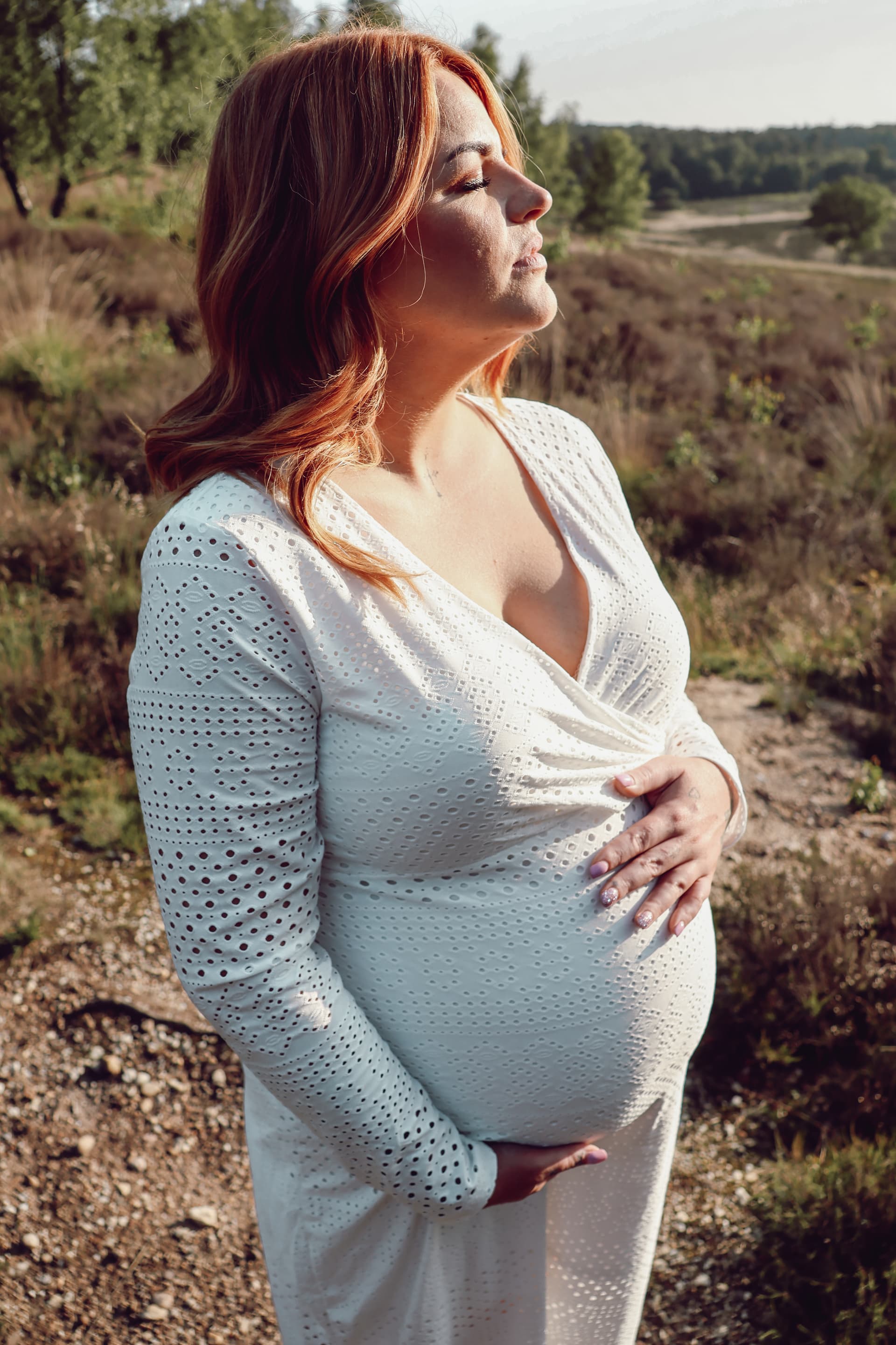 Warme zwangerschapsfoto in gouden uur licht